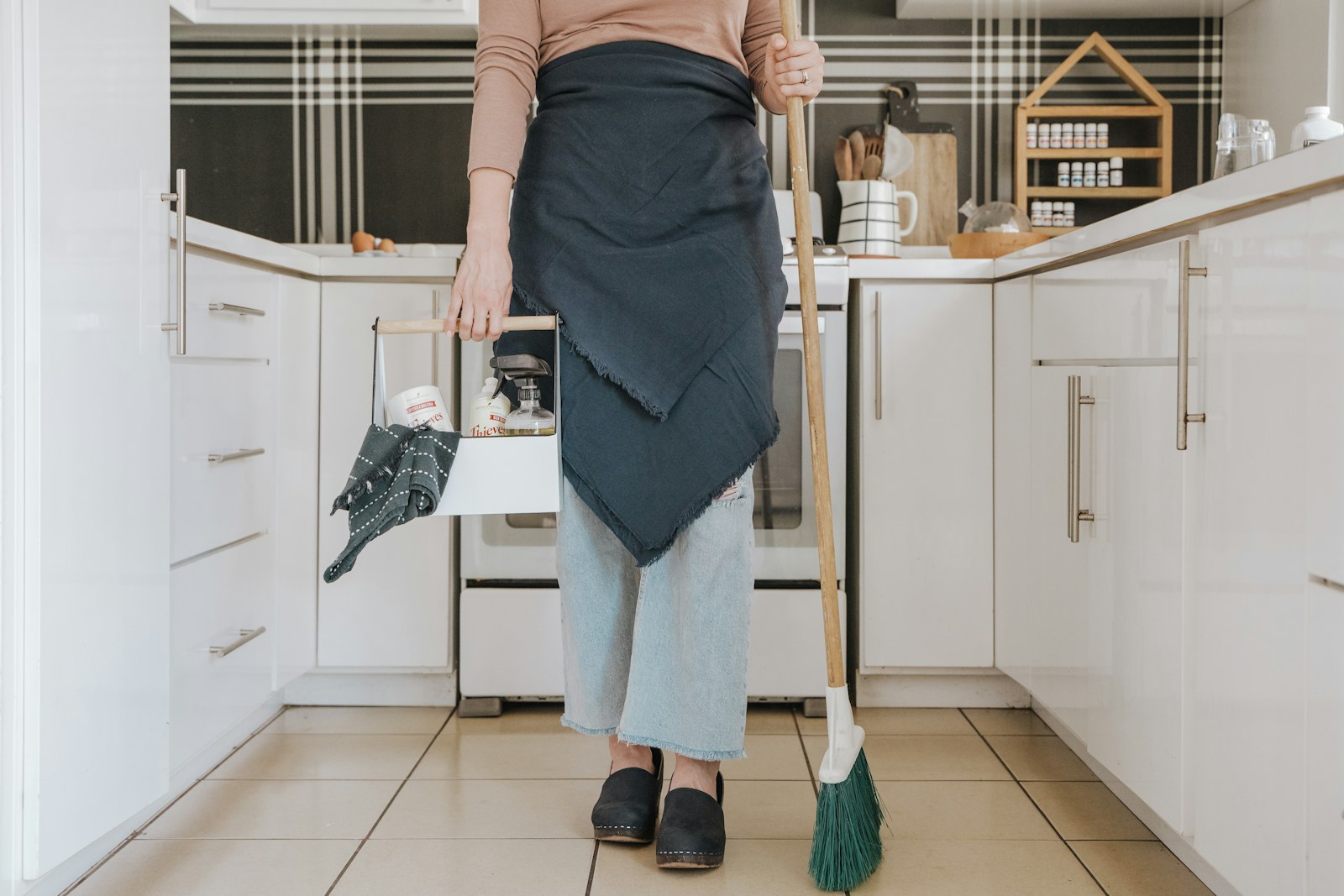 Professionnelle du ménage dans une cuisine
